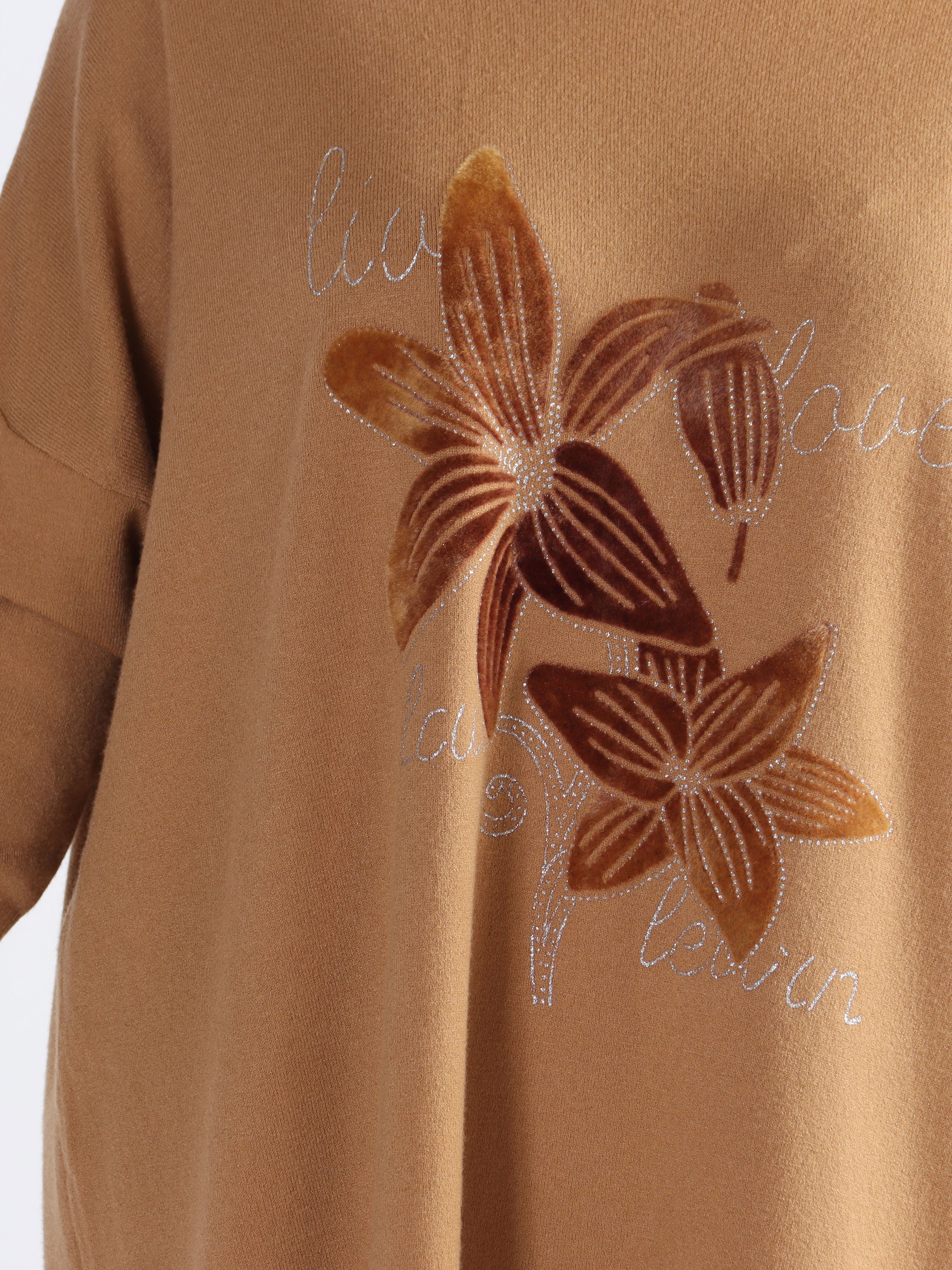 Amilie - Blød plus size strikkjole med blomstermotiver